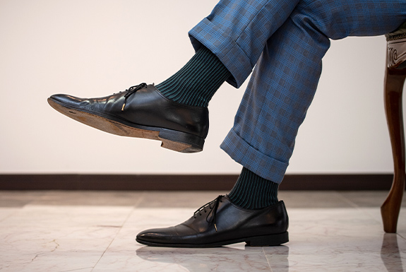 靴下はスネを隠す長さ